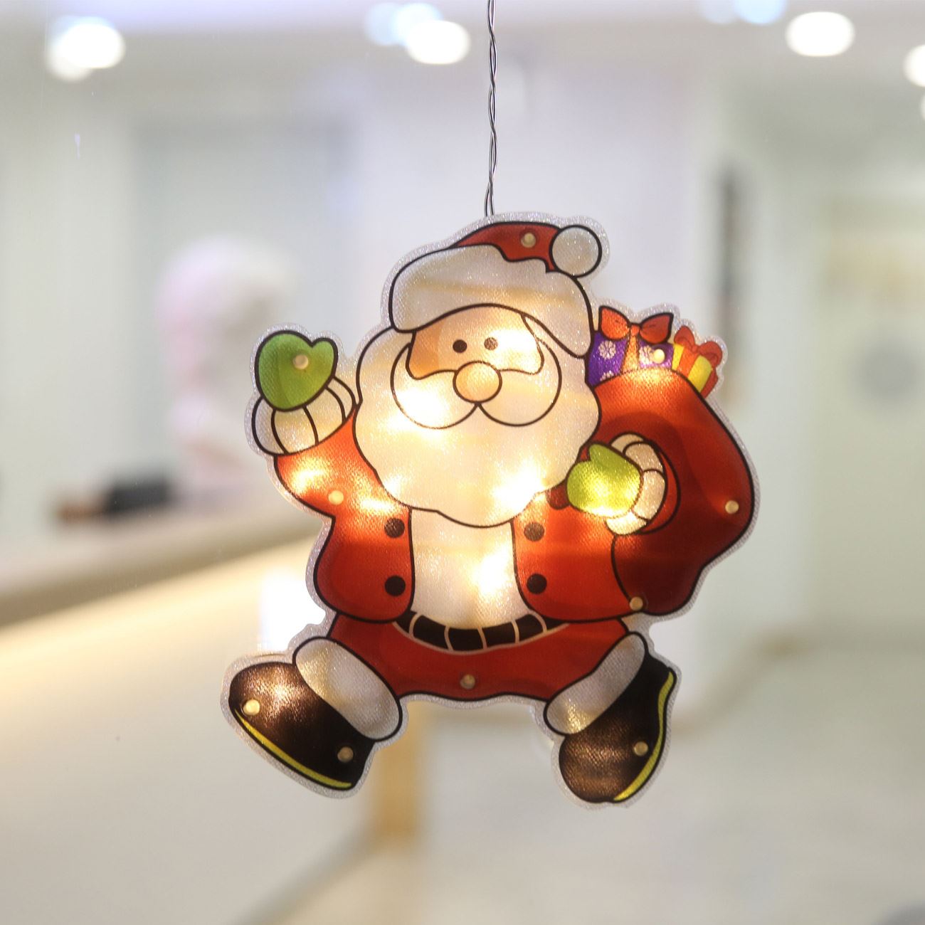 Karácsonyi dekoratív függő elemes figura Mikulás tapadókoronggal, 10 LED 17