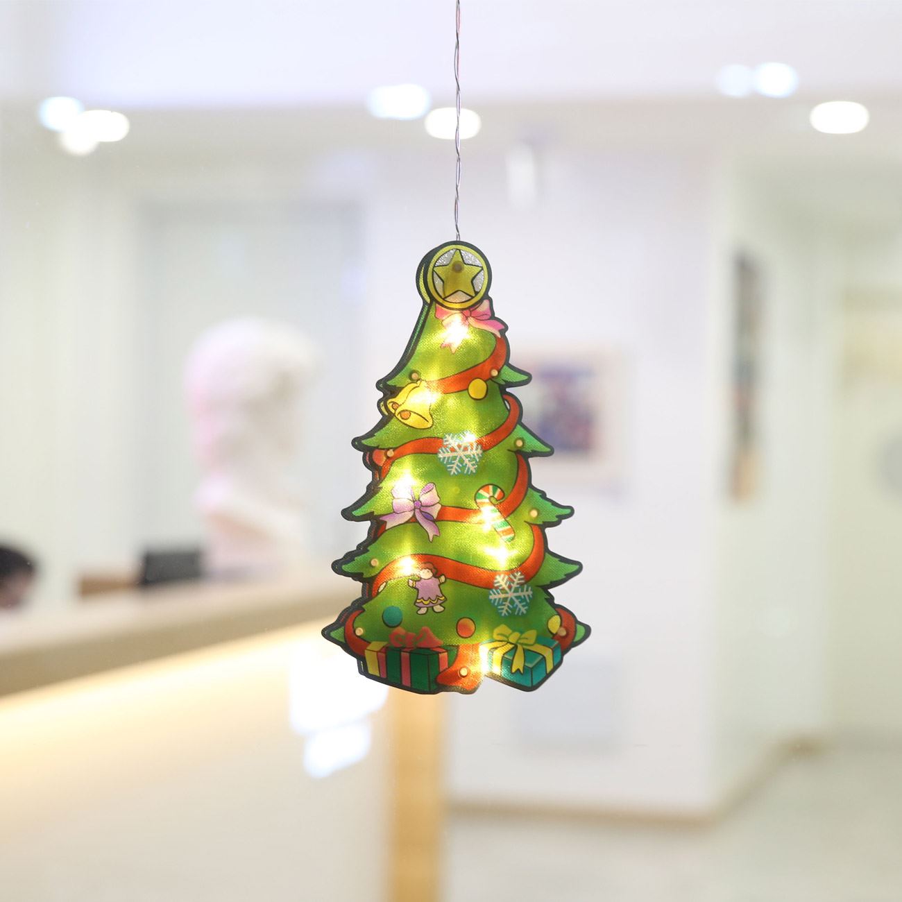 Karácsonyi dekoratív függő elemmel figura tapadókoronggal fenyő 10 LED 15x25